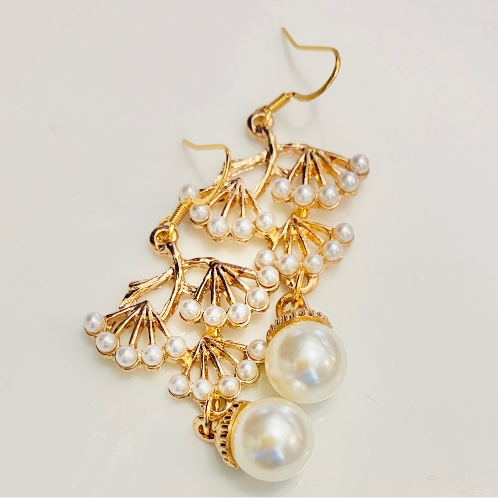 Pine tree vintage style pearl earrings